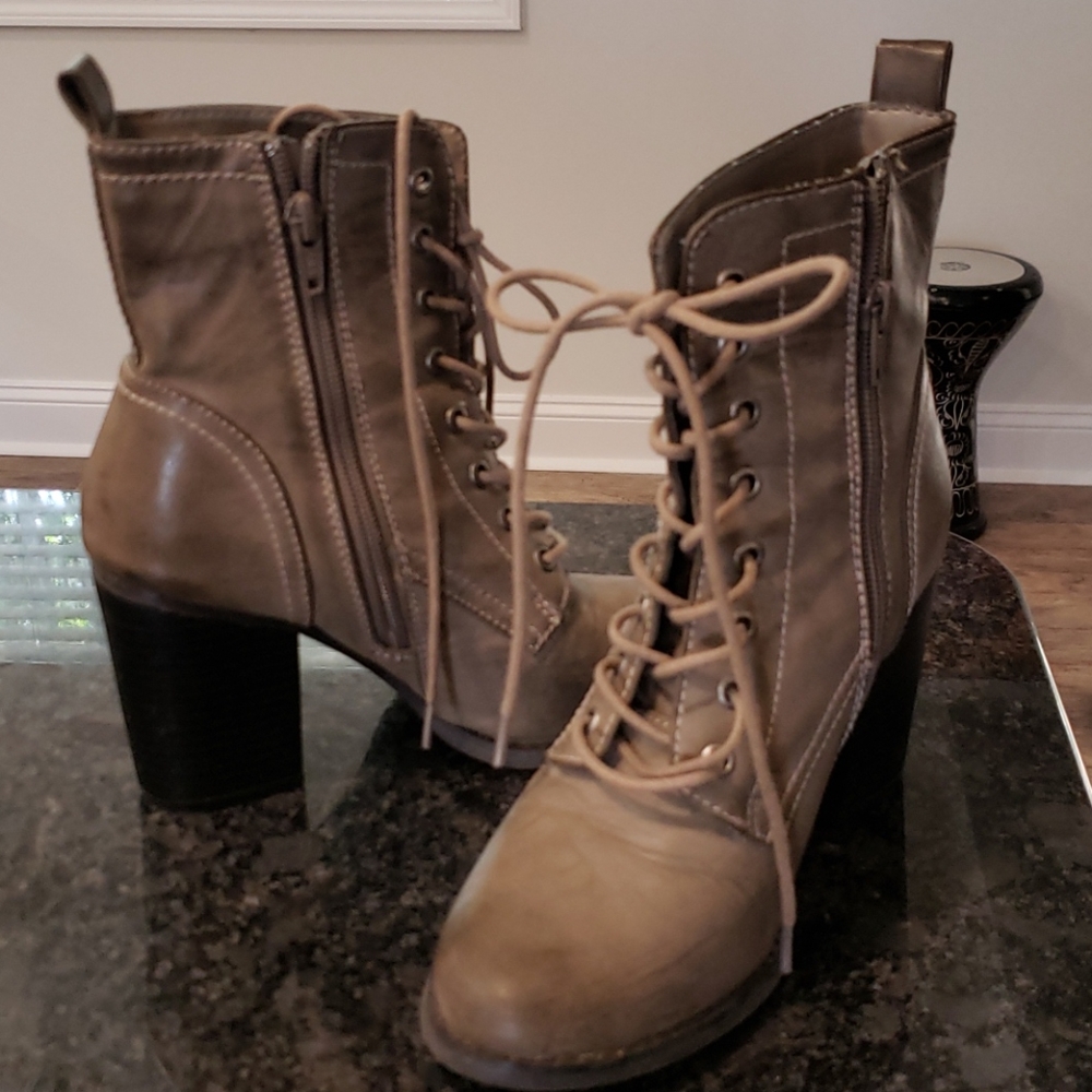 Boots - Picture 3 of 6